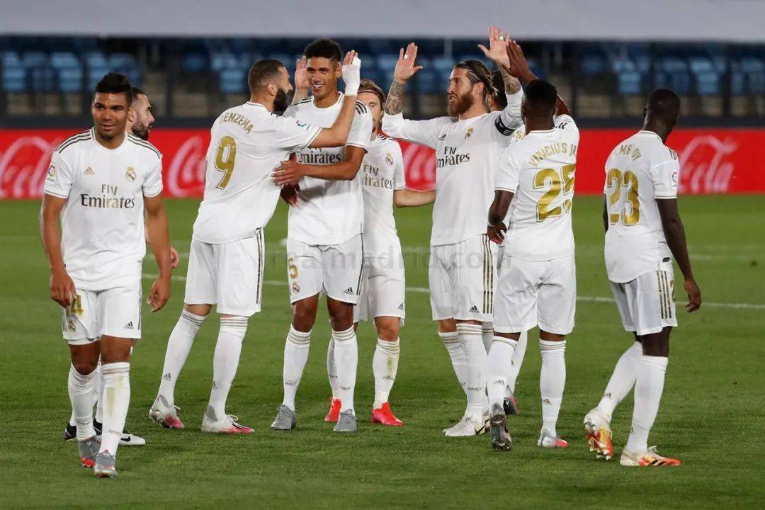 NBA半场：字母哥19分8篮板，雄鹿56-53领先步行者（半场战报：字母哥轰19分8板，雄鹿56-53暂领先步行者）