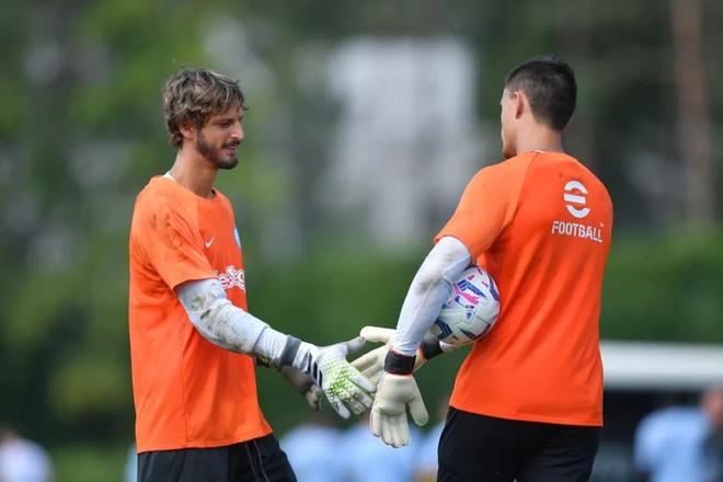 U22国足战韩国首发与负越南相比仅更换门将，王博豪继续出任中锋（U22国足对阵韩国首发较负越南仅换门将，王博豪仍担纲中锋）