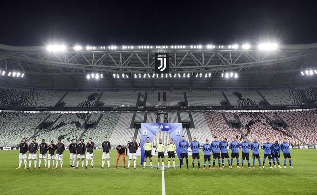 利物浦发角球期间 萨拉赫和亨德森聊了很久（利物浦角球时，萨拉赫与亨德森长时间交流）