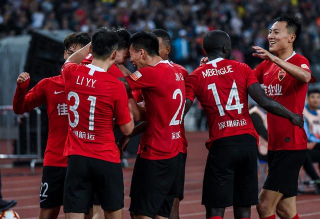 马德兴：中国足球受冷遇因成绩没突破，地方超火爆是大众怒其不争（马德兴：中国足球因成绩停滞遭冷落，地方热度背后是公众对其不争气的怒火）