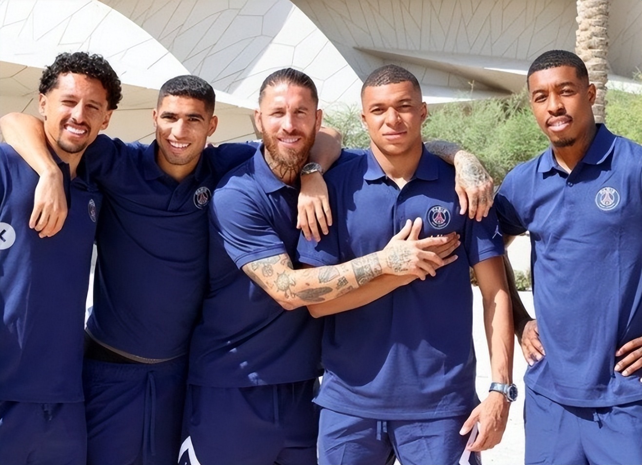 FOG与NFL达成多年合作，标志性宽松剪裁引关注（FOG携手NFL达成多年合作，标志性宽松廓形成焦点）